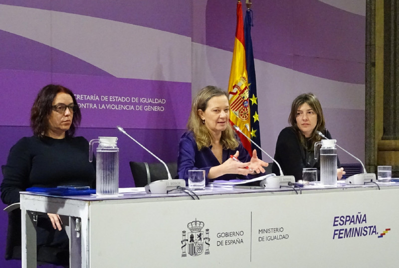 <p>Las investigadoras Marta Pérez y Débora Ávila presentan su estudio junto con Victoria Rosell, actual delegada del Gobierno contra la Violencia de Género. <strong>/ Delegación del Gobierno contra la Violencia de Género</strong></p>