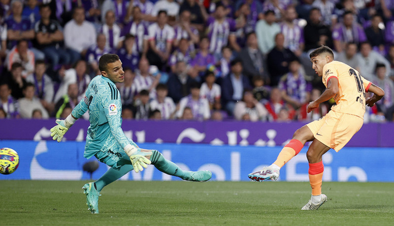 <p>Nahuel Molina dispara a puerta para hacer el segundo gol del Atleti frente al Valladolid. <strong>/ Ángel Gutiérrez</strong></p>