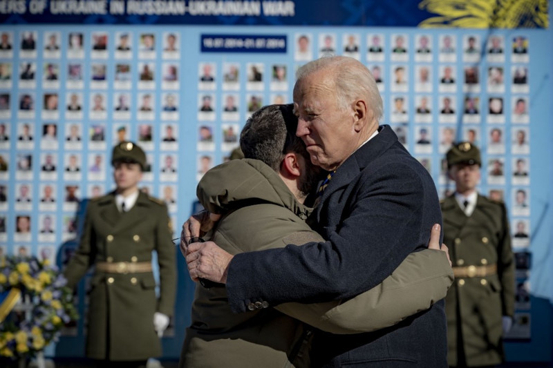 <p>Abrazo entre Volodímir Zelenski y Joe Biden, durante la visita del presidente americano a Ucrania del pasado 20 de febrero. <strong>/ Presidencia de Ucrania</strong></p>