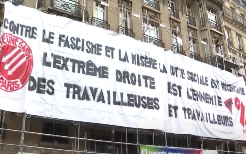 <p><em>Pancarta que pide lucha social contra el fascismo y la miseria durante las protestas del 1 de Mayo en Francia. / </em><strong>RTVE</strong></p>