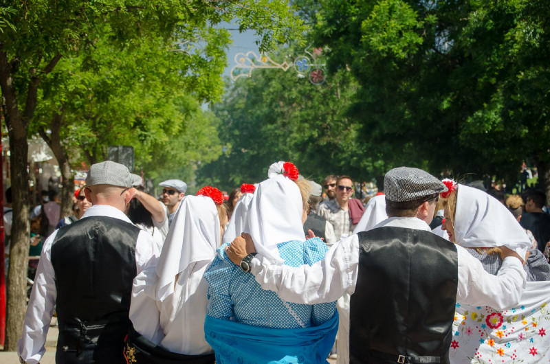 <p>Varias personas en las fiestas de San Isidro con la vestimenta tradicional en 2015. / <strong>Foto: Félix Moreno Palomero | Ahora Madrid</strong></p>