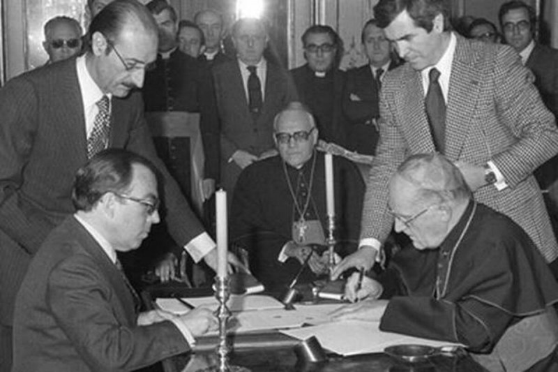<p><em>Momento en el que España y la Santa Sede firman su acuerdo de 1979.</em></p>