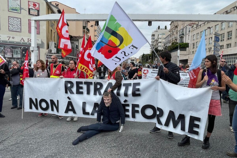 <p>Protestas en Cannes contra la reforma de las pensiones, durante la celebración del festival de cine. / <strong>E. B.</strong></p>