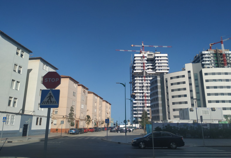 <p>Las Málaga Towers, una promoción de viviendas de lujo que se construye en el litoral oeste de la ciudad, antigua zona industrial. / <strong>Foto: E.S.</strong></p>