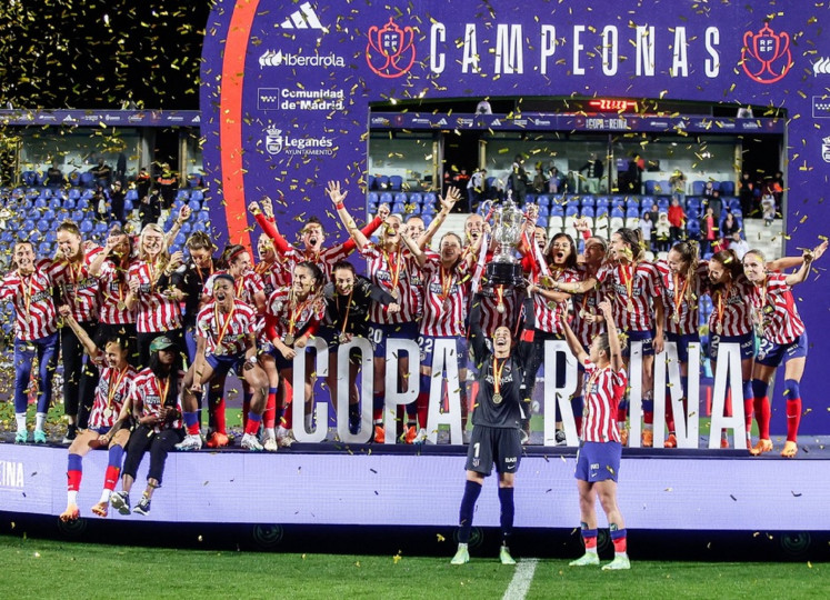 <p>Las jugadoras del Atlético de Madrid levantan la Copa de la Reina tras ganar la final. / <strong>Álvaro Campo</strong></p>