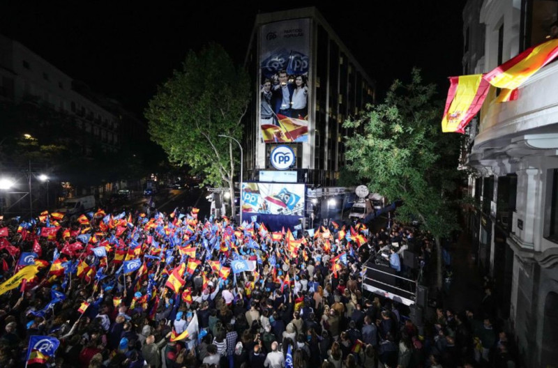 <p>Los simpatizantes del PP celebran el resultado de las elecciones en la sede de Génova, en Madrid. </p>