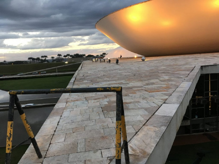 <p>Brasilia: dos estructuras semicirculares –una cóncava la otra convexa– simbolizan la Cámara y el Senado. /<strong> Foto: A. R.</strong></p>