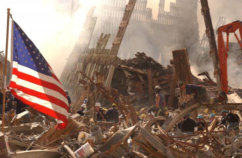 <p><em>Equipos de rescate trabajando frente a las montañas de escombros tras la destrucción del World Trade Center. /</em> <strong>Andrea Booher</strong></p>