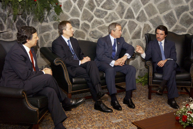 <p>Barroso, Blair, Bush y Aznar, reunidos durante la conocida como Cumbre de las Azores. / <strong>Wikimedia Commons</strong></p>