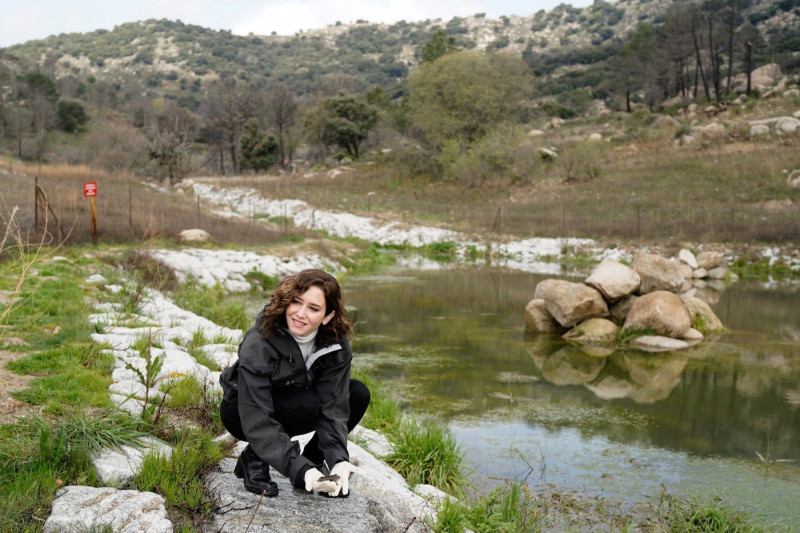 <p>Isabel Díaz Ayuso, durante una visita al espacio que ocupaba la antigua presa de La Alberca, el 28 de marzo de 2022. <strong>/ Canal Isabel II </strong></p>