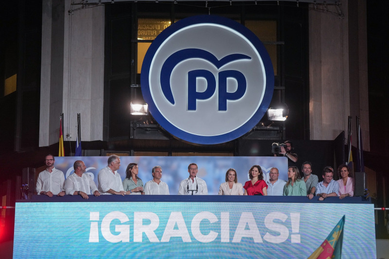 <p>Feijóo rodeado por su equipo salió a saludar desde la sede del PP pasada la medianoche. / <strong>PP </strong></p>