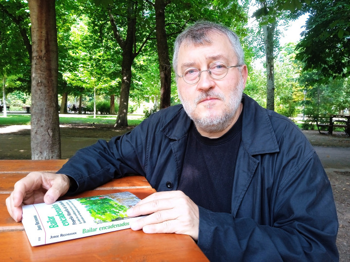 <p>Jorge Riechmann con su nuevo libro durante la entrevista. / <strong>G.C.</strong></p>