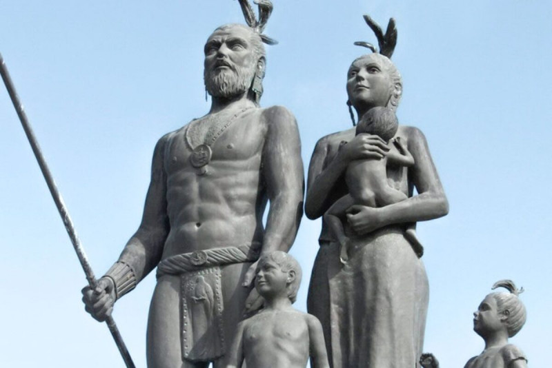 <p>Monumento a Gonzalo Guerrero y Zazil-Ha, junto a sus hijos, en Chetumal, México. / <strong>Real Academia de la Historia</strong></p>
