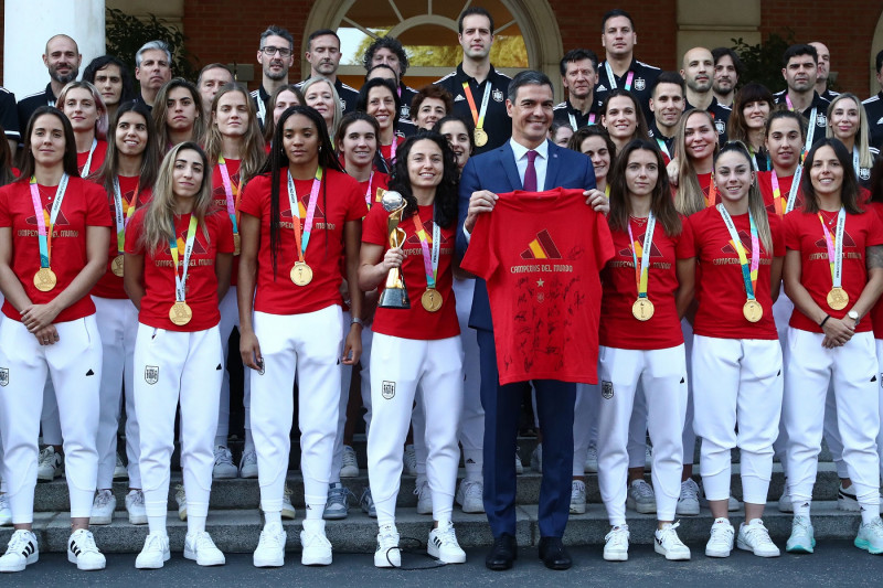 <p>Las campeonas del mundo muestran la copa del Mundial 2023 al presidente del Gobierno, Pedro Sánchez. / <strong>Pool Moncloa-Fernando Calvo</strong></p>
