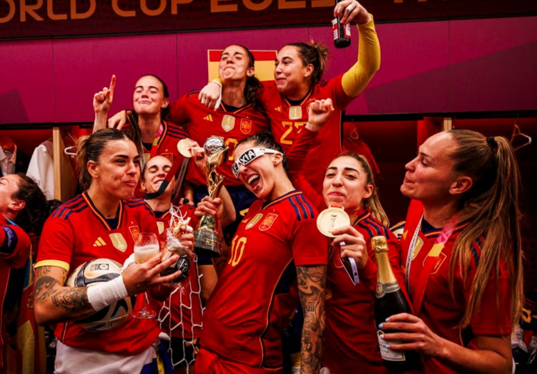 <p>Las jugadoras de la Selección celebrando la victoria tras la final del partido. / <strong>Pablo García / RFEF</strong></p>