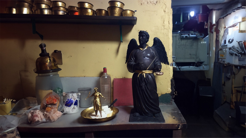 <p>La escultura de San Benito de Palermo encargada por el chef Pedro Peña en el interior del restaurante Niño Gordo. / <strong>Santiago Goicochea (Revista Anfibia)</strong></p>