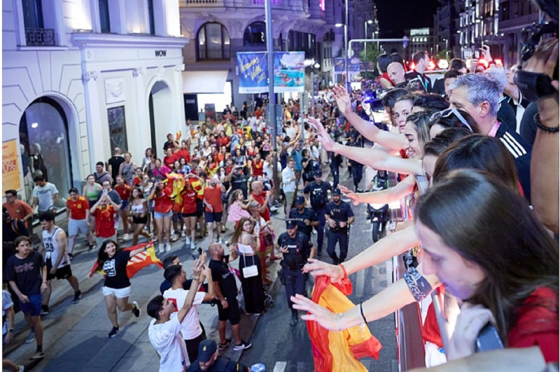 <p>Las jugadoras de la Selección española saludando desde el autobús a la multitud reunida en la calle para vitorearlas por su triunfo. / <strong>REAL FEDERACIÓN ESPAÑOLA DE FÚTBOL</strong></p>
