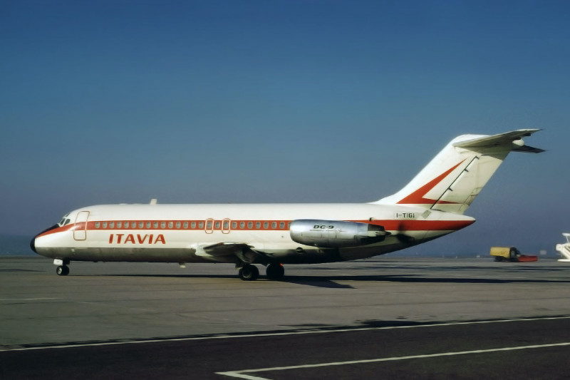 <p>El DC9 derribado en Ustica el 27 de junio de 1980. Foto tomada en Basilea, noviembre de 1972. <strong>/ Werner Fischdick (CC BY-SA 2.5)</strong></p>