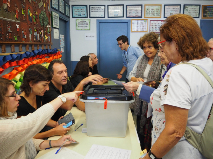 <p>Votación en Guinardó, Barcelona, en el referéndum del 1 de octubre de 2017. / <strong>Teresa Grau Ros</strong></p>