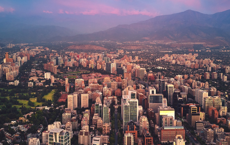 <p>Vista de Las Condes desde la Gran Torre Santiago. / <strong>Deensel </strong></p>