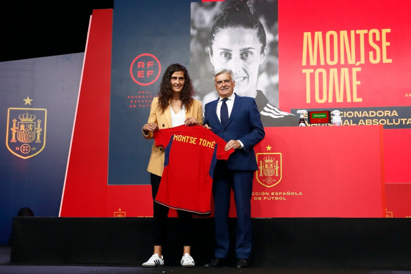 <p>Montse Tomé, y el presidente de la Federación, Pedro Rocha, durante la presentación de la seleccionadora, el pasado 5 de septiembre. <strong>/ RFEF</strong></p>