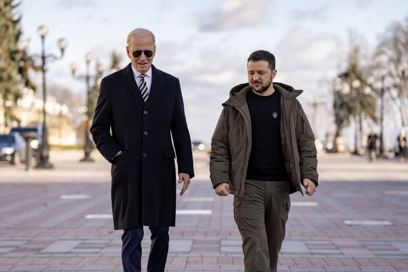 <p>Joe Biden y Volodímir Zelenski, durante una visita del presidente estadounidense a Kiev el pasado febrero. / <strong>Adam Schultz</strong></p>