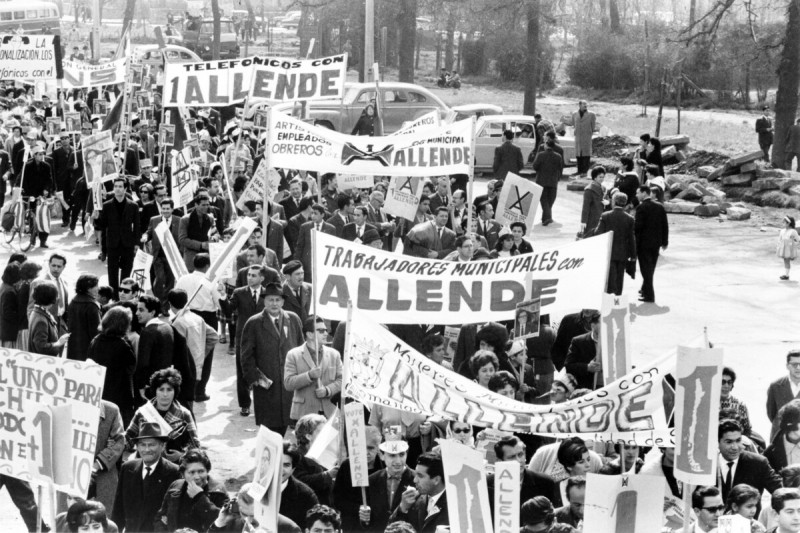 <p>Manifestación a favor de la elección de Allende como presidente, el 5 de septiembre de 1964. / <strong>Wikimedia Commons</strong></p>