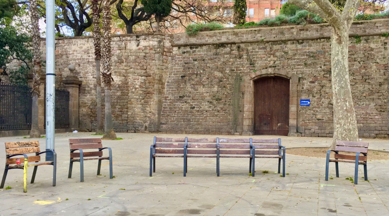 <p>Arquitectura antipersona en la plaça de Blanquerna en Barcelona. / <strong>Xavier Dengra</strong></p>