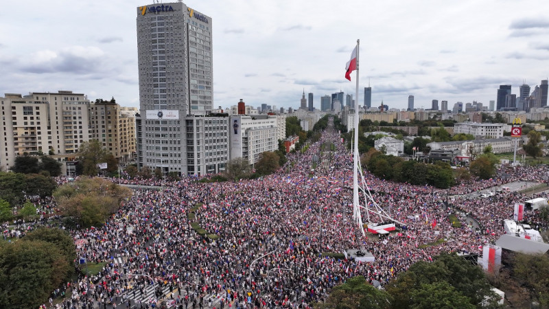 <p>Marcha convocada en Varsovia contra el actual gobierno por el opositor Donald Tusk el pasado 1 de octubre. / <strong>Redes sociales Donald Tusk</strong></p>
<p><strong> </strong></p>