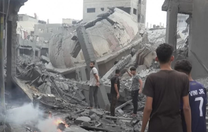 <p>Jóvenes observan los restos de una mezquita bombardeada en Gaza. / <strong>La Vanguardia (Youtube)</strong></p>