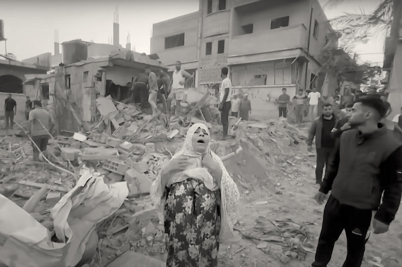 <p>Gazatíes buscan entre los escombros a familiares y amigos tras la quinta noche de ataques aéreos israelíes. / <strong>DW Español</strong></p>
