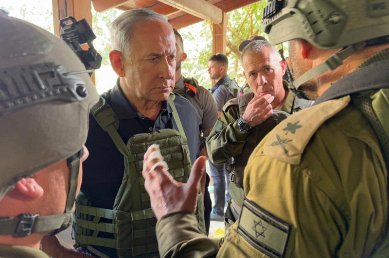 <p>Benjamin Netanyahu, durante su visita al ejército de tierra israelí, el 14 de octubre.<strong> / Presidencia de Israel</strong></p>
