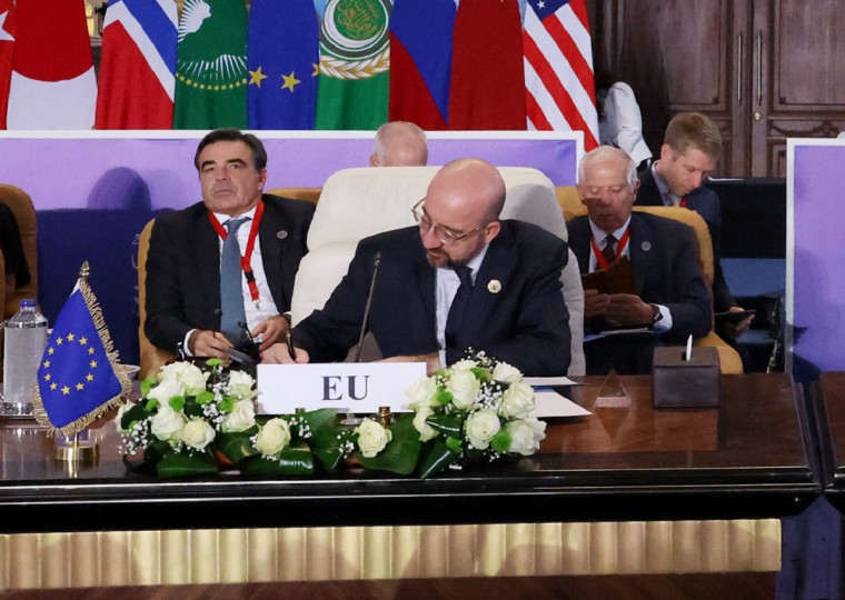 <p>La delegación de la UE en la Cumbre por la Paz celebrada en El Cairo el 21 de octubre: M. Schinas, C. Michel y J. Borrell. / <strong>Twitter @JosepBorrellF</strong></p>