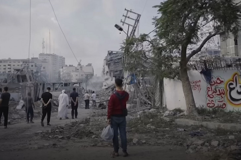 <p>Habitantes de Gaza caminan entre los escombros. / <strong>Al Jazeera</strong></p>