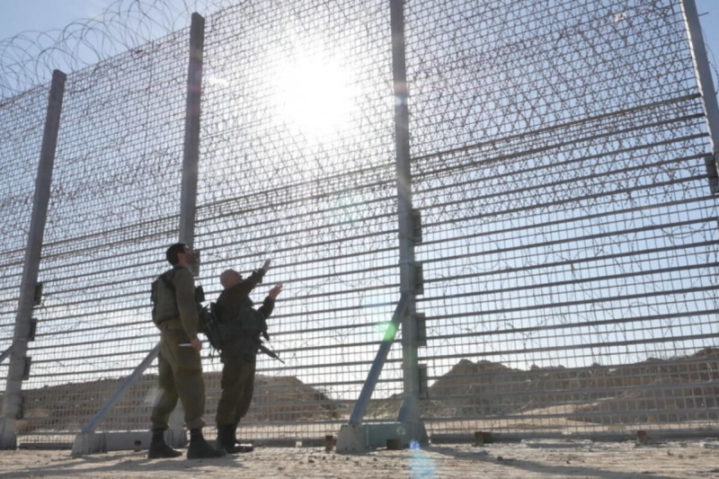 <p>Soldados israelíes observan la valla inteligente que rodea la Franja de Gaza. / <strong>Ministerio de Defensa de Israel</strong></p>