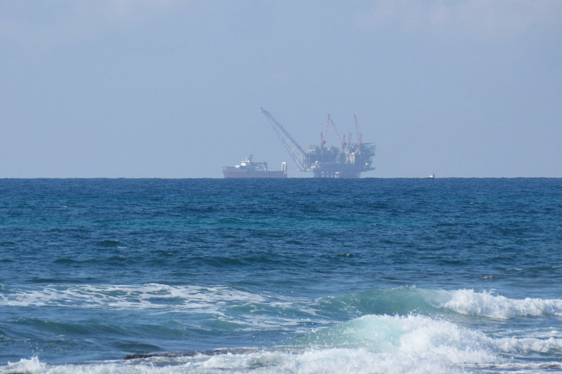 <p>Plataforma del yacimiento de gas Leviatán en las costas de Israel. <strong>/ Amir Bendavid (CC BY-SA 4.0)</strong></p>