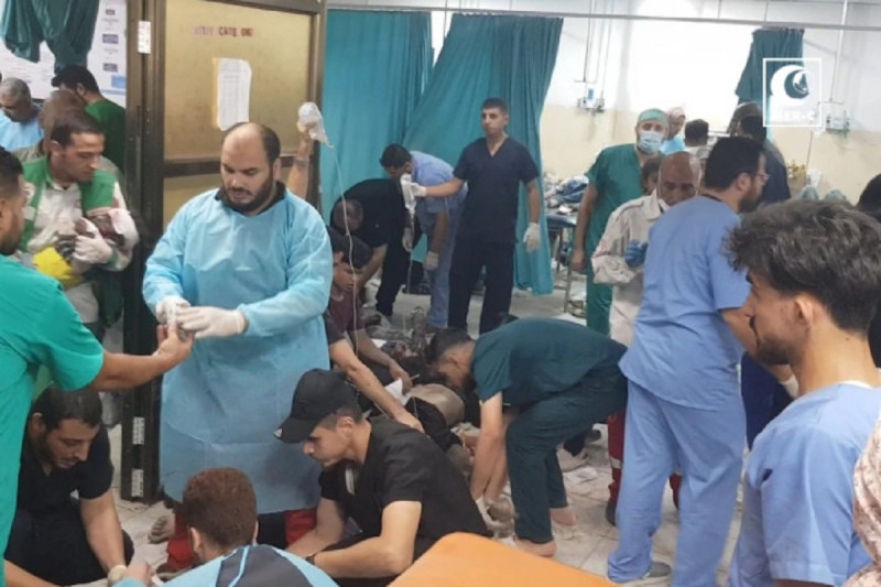 <p>Profesionales sanitarios atienden a los heridos en el suelo del Hospital Indonesio de Gaza. / <strong>MER-C</strong></p>