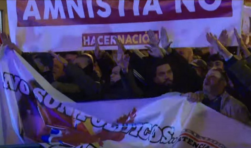 <p>Fascistas en la primera fila de la manifestación ante la sede del PSOE el 7 de octubre. / <strong>RTVE</strong></p>