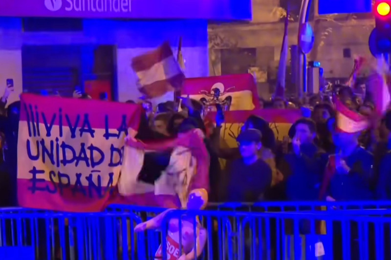 <p>Simbología falangista y franquista en una de las protestas en Ferraz. / <strong>YouTube (RTVE)</strong></p>