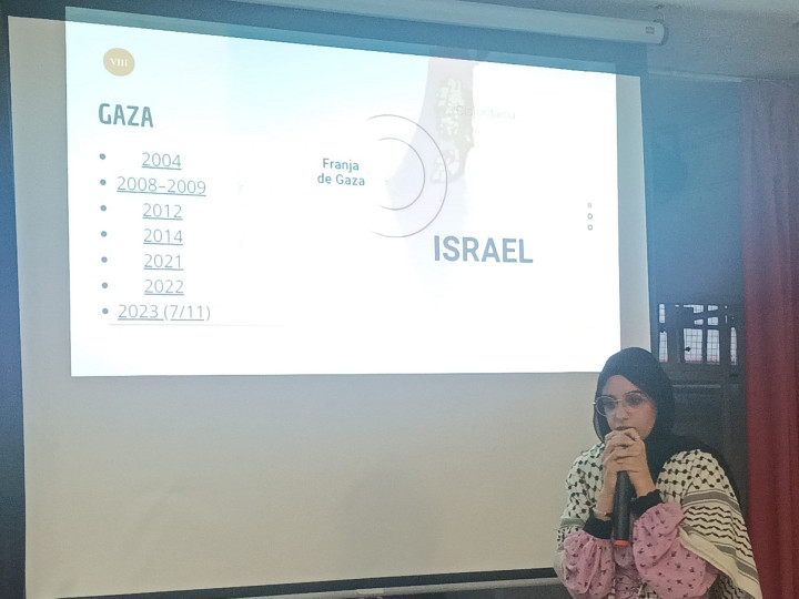 <p>Safiyah Alzaiti habla de Gaza en un instituto de Madrid.</p>