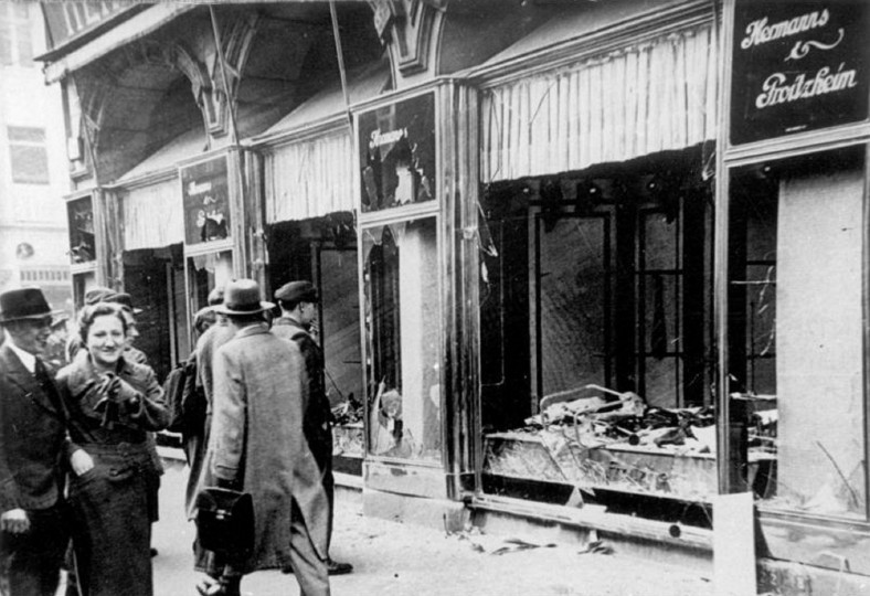 <p>Negocios y comercios judíos atacados durante la Noche de los Cristales Rotos en Magdeburgo, Alemania, en noviembre de 1938. / <strong>Archivo Federal Alemán</strong></p>