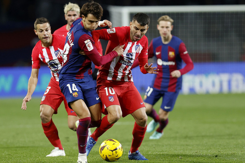 <p>Joao Félix disputa un balón con Ángel Correa. / <strong>Ángel Gutiérrez (Atlético de Madrid)</strong></p>
