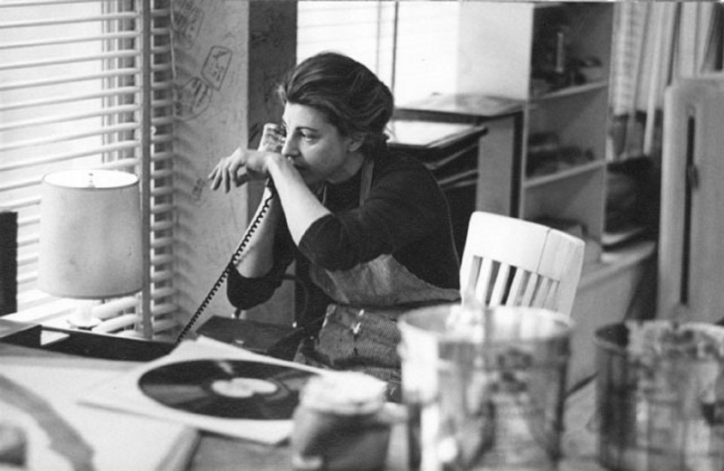 <p>La artista expresionista abstracta Helen Frankenthaler fotografiada en su estudio de Nueva York por el fotógrafo y artista austriaco Ernst Haas en 1969. /<strong> Ernst Haas Estate</strong></p>