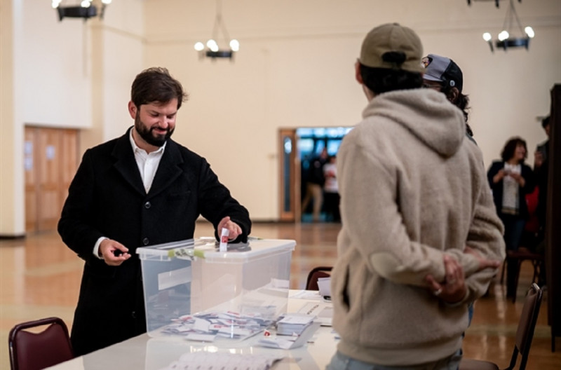 <p>El presidente chileno Gabriel Boric emite su voto en el Plebiscito Constitucional de 2023. / <strong>prensa.presidencia.cl</strong></p>