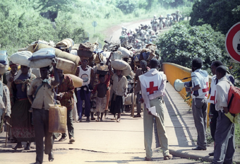 <p>Voluntarios de la Cruz Roja ruandesa asisten a los desplazados durante el genocidio de Ruanda en 1994. / <strong>Cruz Roja (vía Wikimedia Commons)</strong></p>