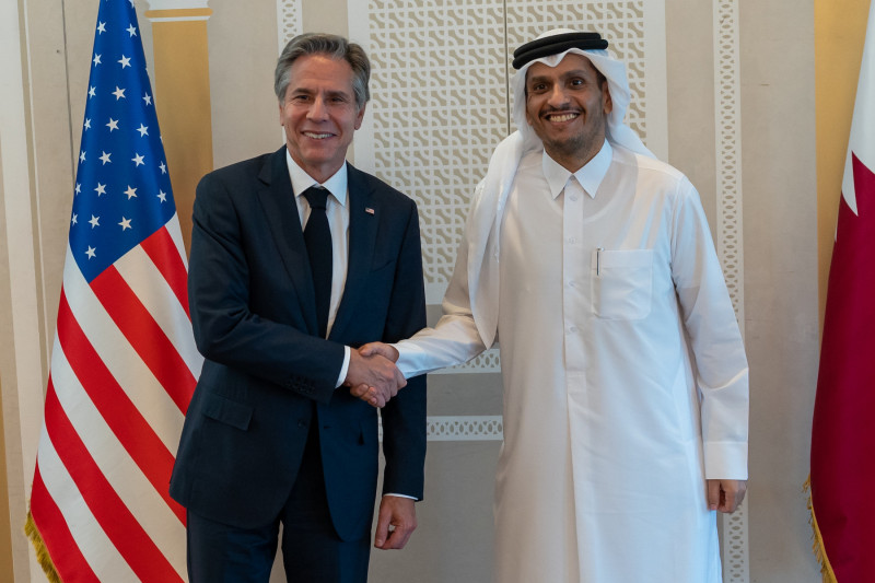 <p>El secretario de Estado de EEUU, Antony Blinken, junto al primer ministro y ministro de Asuntos Exteriores catarí, Mohammed bin Abdulrahman Al Thani, el 22 de noviembre de 2022 en Doha (Catar). <strong>/ Ronny Przysucha (U.S. Department of State)</strong></p>
<p> </p>