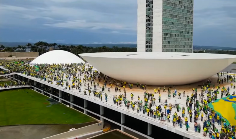 <p>Asalto a la Plaza de los Tres Poderes, en Brasilia, el 8 de enero de 2023. / <strong>TV BrasilGov.</strong></p>