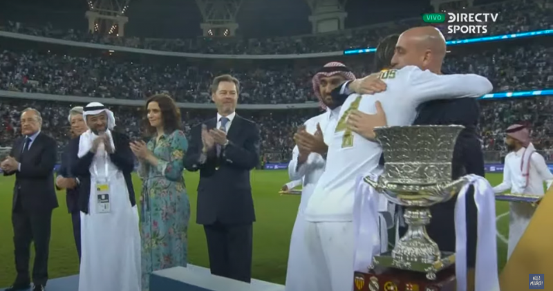 <p>Florentino Pérez, Enrique Cerezo, Ahmed Al Mohtaseb, Isabel Díaz Ayuso, Álvaro Iranzo Gutiérrez y Luis Rubiales en la final de la Supercopa de 2020 en Arabia Saudí. / <strong>DirectTV Sports</strong></p>