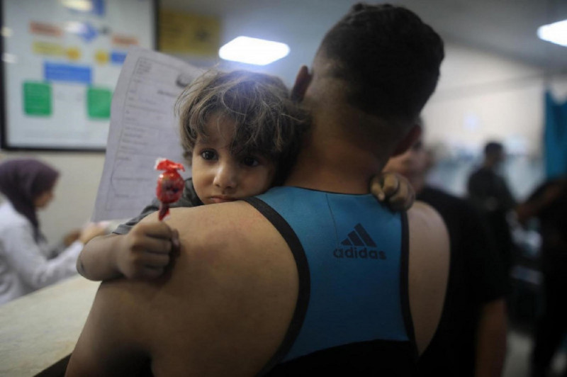 <p>Un hombre espera para que su hijo pueda ser atendido en un hospital de Gaza en noviembre de 2023. / <strong>Mohammed Zannoun</strong></p>