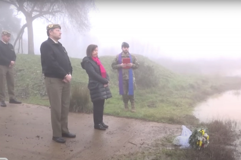 <p>Margarita Robles, durante el minuto de silencio en recuerdo de los dos soldados muertos ahogados en la base de Cerro Muriano (Córdoba). / <strong>RTVE</strong></p>